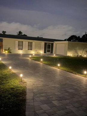 Cozy House in SE Cape Coral. Pet-friendly!